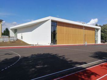 Gradnja Večnamenske športne dvorane Mengeš poteka po načrtih, ob vzhodnem prizidku šole je bil za prvošolčke urejen nov vhod 