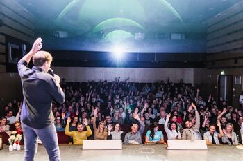 Dogodek Fuckup Nights: Tudi jaz kdaj zafrknem, napolnil največjo dvorano v Ajdovščini