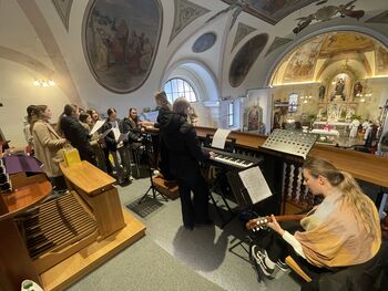 Četrto srečanje čebelark in čebelarjev na Brezovici 