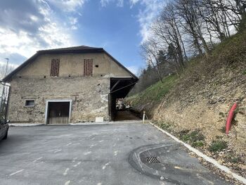 Na Logu je gasilsko in župnijsko (dvorišče) postalo eno, obojim v uporabo dodeljeno