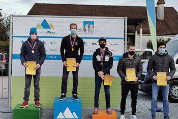 Domen Škofic na stopničkah na 1. tekmi državnega prvenstva