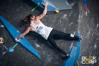 Vita Lukan blizu stopničk na prvi tekmi svetovnega pokala v športnem plezanju v Švici