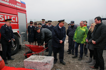 FOTOREPORTAŽA: Gasilci iz Notranjih Goric začenjajo z gradnjo novega gasilskega doma