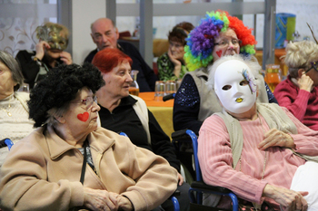 FOTOREPORTAŽA: V DOMU UPOKOJENCEV PRAVI PLES V MASKAH