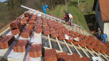 BOLJ SMO MAJHNI, BOLJ SMO POVEZANI