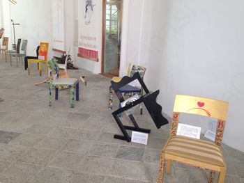 Umetniška razstava stolov ob Poti duš in prijateljstva