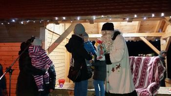 OTROCI VRTCA KRIŽEVCI S STARŠI PRIČAKALI DEDKA MRAZA V VAŠKEM JEDRU OTROCI VRTCA KRIŽEVCI S STARŠI PRIČAKALI DEDKA MRAZA V VAŠKEM JEDRU