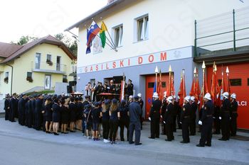 Razvitje novega prapora ter blagoslov obnovljenega gasilskega doma