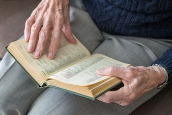 Pridobiti znanje o demenci - za lažje življenje z demenco