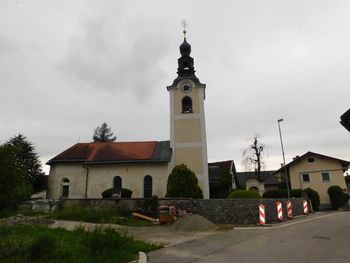 Obnova cerkvenega zidu v Tupaličah