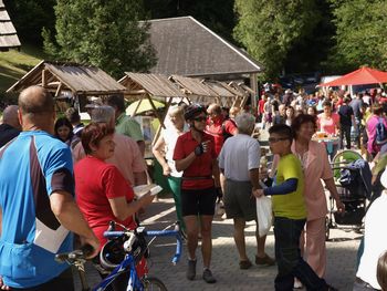 Sončen dan na Semenj v Kokri privabil veliko obiskovalcev