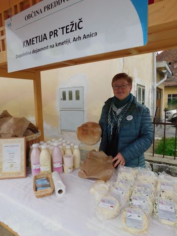Stojnica kmetije Pr´ Težič v soboto dopoldne v Preddvoru Stojnica kmetije Pr´ Težič v soboto dopoldne v Preddvoru