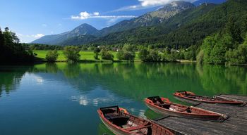 Veslanje za otroške sanje - svečana splavitev čolnov na jezeru Črnava 