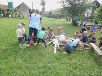 ČAROVNICA LENČKA S KOLESOM PO IGRIŠČU ČAROVNICA LENČKA S KOLESOM PO IGRIŠČU