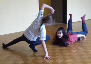 IZRAZI SEBE S PLESNIM KORAKOM, plesna delavnica za otroke ob Evropskem tednu mobilnosti