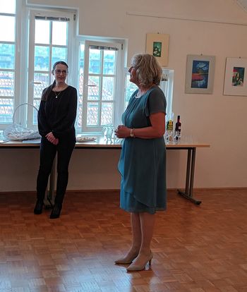 V GALERIJI HIŠA SONCA SO Z RAZSTAVO PREBUJANJA svoja dela predstavile članice likovne skupine Društva UTŽO Logatec V GALERIJI HIŠA SONCA SO Z RAZSTAVO PREBUJANJA svoja dela predstavile članice likovne skupine Društva UTŽO Logatec