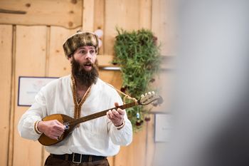 LJUDSKE PESMI IN VIŽE SO ZVENELE NA MEDVEDJEM BRDU LJUDSKE PESMI IN VIŽE SO ZVENELE NA MEDVEDJEM BRDU