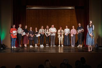 Otroške folklorne skupine na regijski Ringaraja v Logatcu