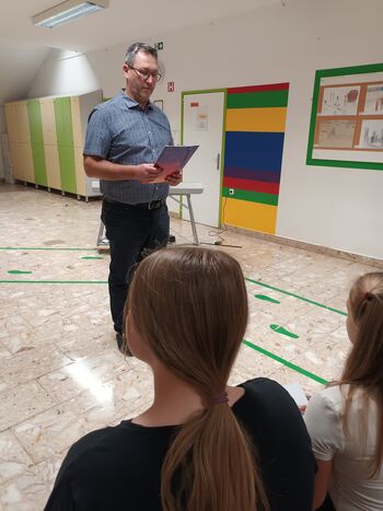 Otroška ustvarjalnost na območni razstavi V objemu zvoka in slike 2025