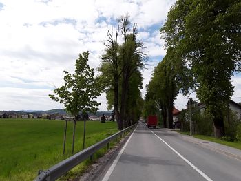 Od 8. do predvidoma 11. septembra 2020 bo med 8. in 17. uro zaradi sanacije drevoreda oviran promet na odseku državne ceste R2-409/300 "Vrhnika - Logatec", od km 7,400 do km 9,300, (v Napoleonovem drevoredu)