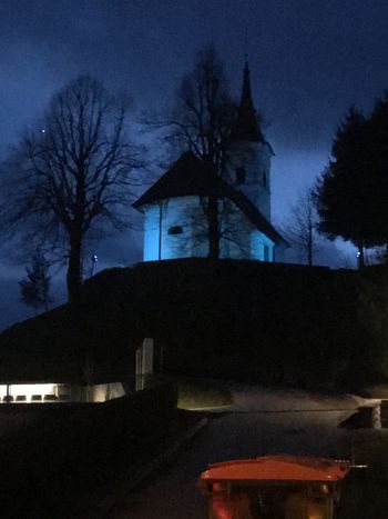   Svetovni dan sladkorne bolezni – v modro barvo obarvana cerkvica v Gornjem Logatcu