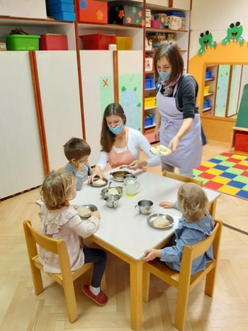 Tradicionalni slovenski zajtrk v Vrtcu Kurirček Logatec Tradicionalni slovenski zajtrk v Vrtcu Kurirček Logatec