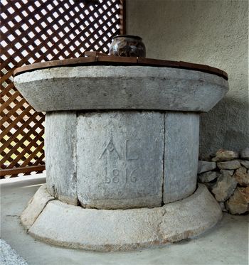 Lebanov vodnjak in stara Tržaška cesta v Grčarevcu   