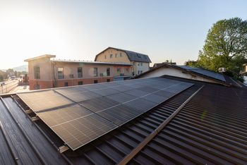 Naša prva sončna elektrarna: Korak k trajnostni prihodnosti Naša prva sončna elektrarna: Korak k trajnostni prihodnosti