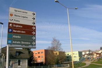 Upravni center Logatec s prilagojenim delovanjem