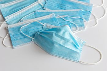 Na Upravno enoto Logatec od ponedeljka, 23. 3. 2020, le z zaščitnimi maskami