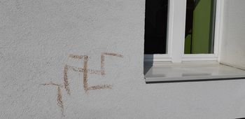 Vandalizem v okolici Osnovne šole 8 talcev Logatec