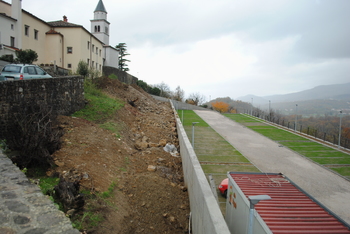 Avtomobilom prostor pred obzidjem Avtomobilom prostor pred obzidjem