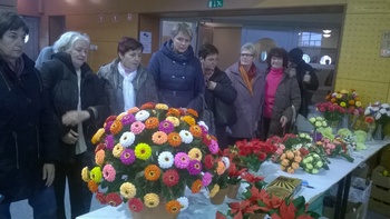  Žareče rože iz krep papirja