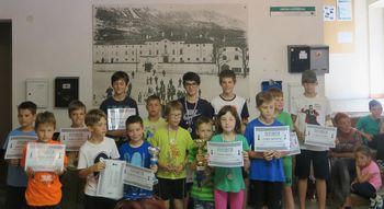 Za črnobelimi polji tudi mladi Za črnobelimi polji tudi mladi