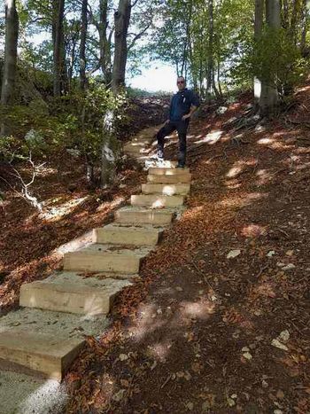 Do Otliškega okna po stopnicah