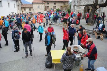 Lepo vreme privabilo nekaj tisoč pohodnikov