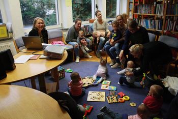 Beremo v naročju staršev Beremo v naročju staršev