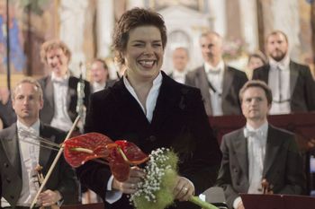 Martina Batič na čelu zbora francoskega radia