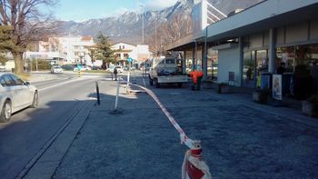 Brez parkiranja pred krožiščem