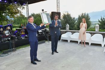 Tekstina nadaljuje 190 letno tradicijo