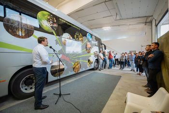 Burja bus prinesel burjo