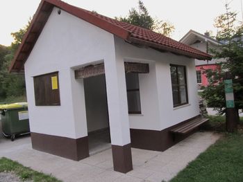 V Moji pobudi obnovljene čakalnice na Gori