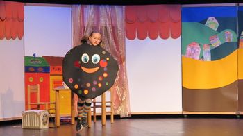 Učenci iz Vipavskega Križa na gledališkem odru