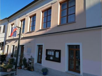 Dom krajanov v Vipavskem Križu z novimi okni in vrati