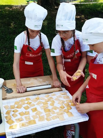 Kuhanje pod šolskimi drevesi