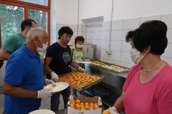 Tudi letos pripravljali zeliščne sirupe, sokove, marmelade in sušili sadje Tudi letos pripravljali zeliščne sirupe, sokove, marmelade in sušili sadje