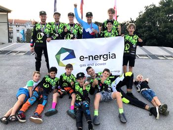 "Kdu je ta bulši? Črn trn!"