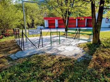 Kegljišče s kroglo na vrvici v Vipavi