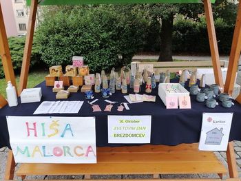 Ostajamo         tu-kaj