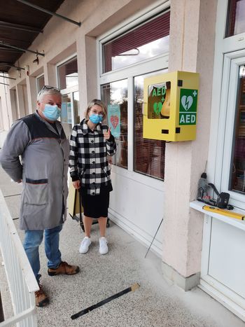 Defibrilator – donacija Lavričevi knjižnici